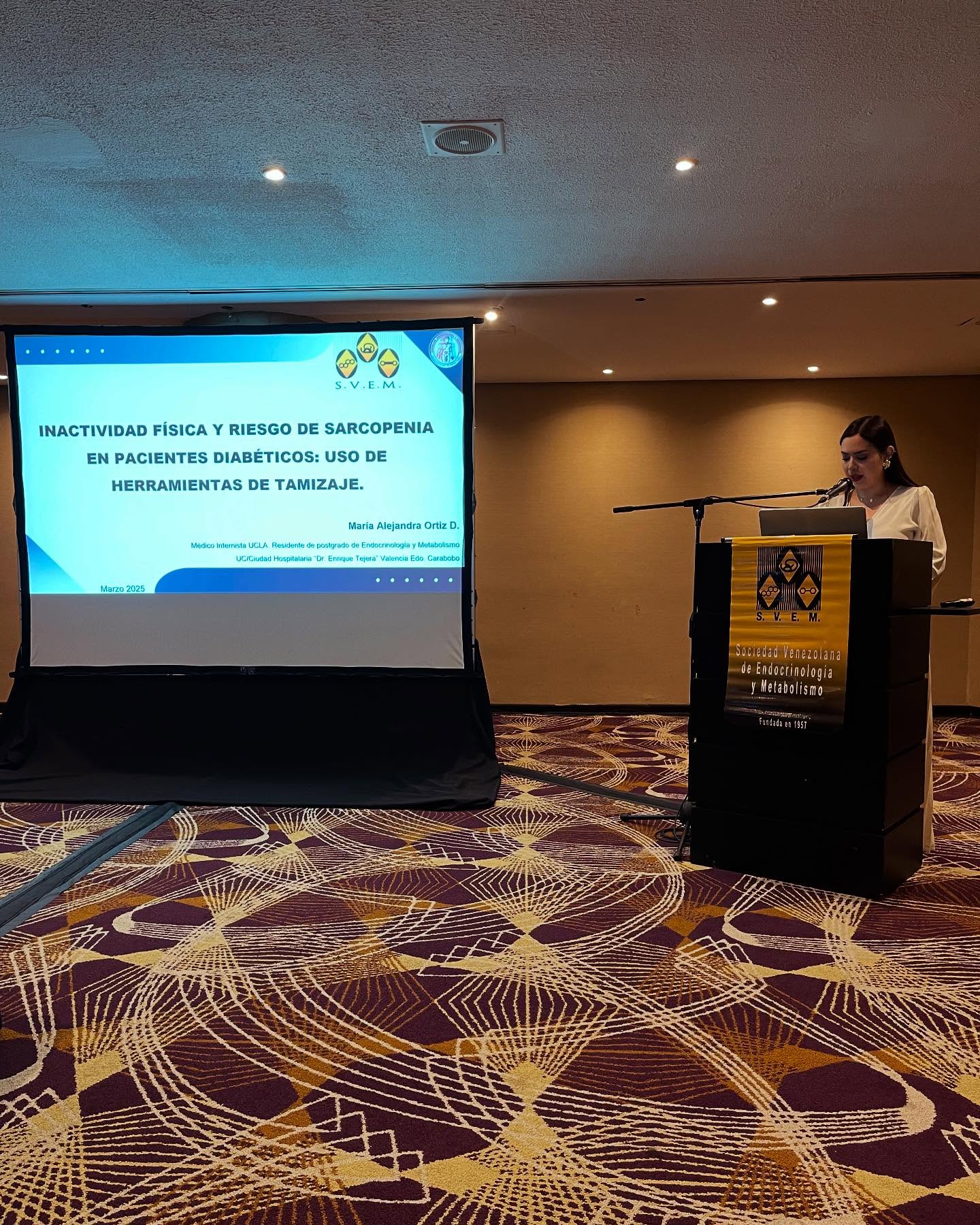 Dra. Ortiz dando ponencia médica